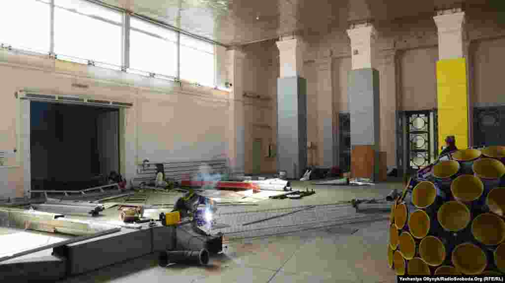 Художники монтують інсталяцію – фонтан з брухту