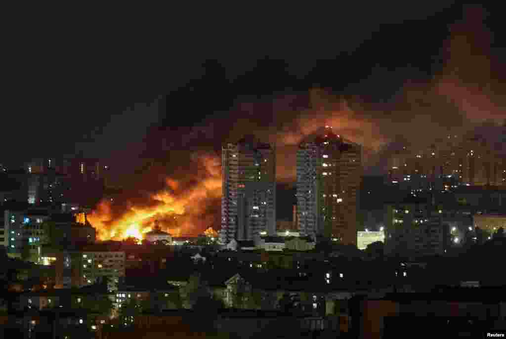 Огонь и дым поднимаются в городе после удара российского беспилотника на фоне нападения России на Украину в Киеве, Украина, 6 июня 2025 года. REUTERS/Gleb Garanich