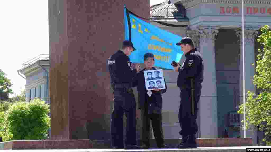 Соотечественники Сервера Караметова называли его старшим братом: «Сколько раз были акции в Симферополе – он всегда был впереди. Он наш старший брат, отец, всегда стоял в первых рядах защиты прав крымских татар. Для него все были братья и сыновья, и поэтому он переживал за каждого. Очень многие наши старики, которые пережили депортацию, борются, но каждый своим методом. А этот человек всегда публично высказывал свое мнение о нарушении прав человека», – рассказывают знакомые Караметова.