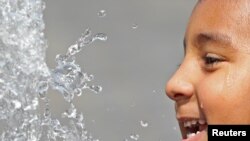 Dječak se igra s vodom, Brisel, 25. juli, 2019.