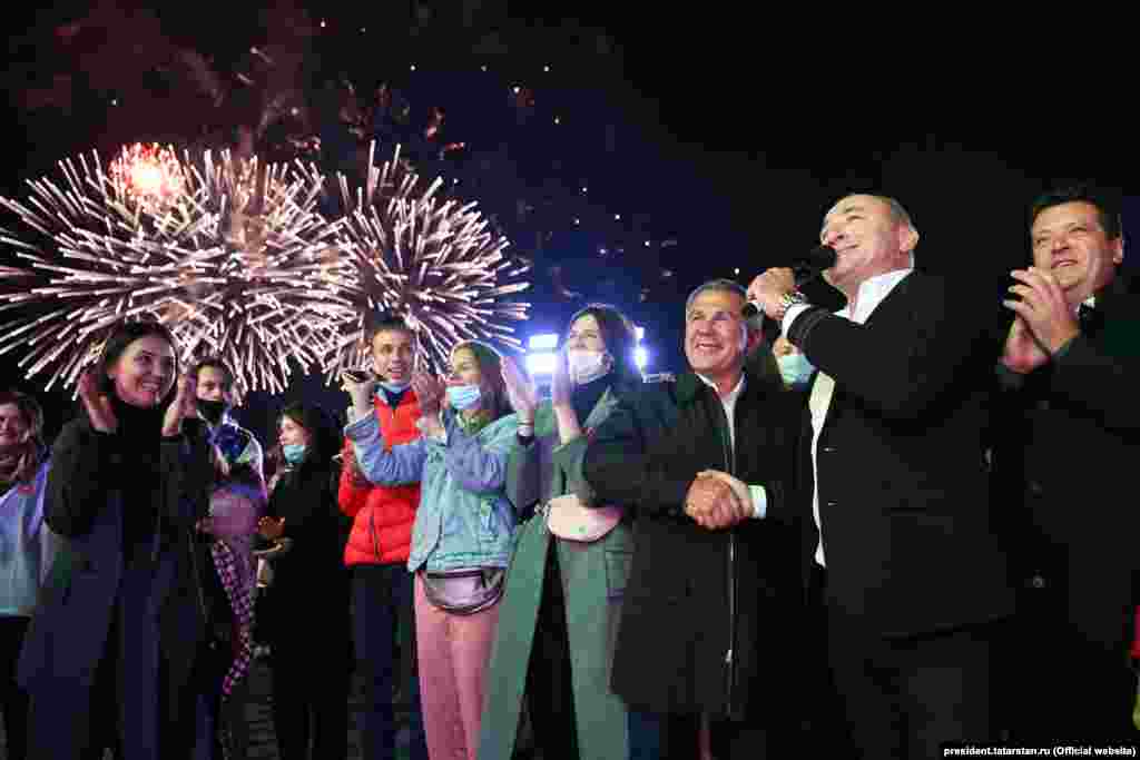 Триумфальное празднование завершения выборов. Кажется, повержена не только оппозиция, но и коронавирус. 