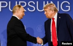 Самой серьезной попыткой Трампа договориться с Путиным стал их саммит на Аляске в августе этого года