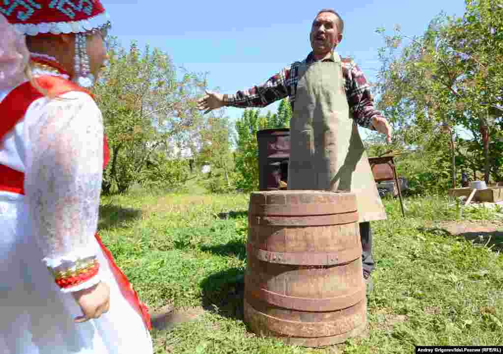 Раньше, чтобы пиво хранилось долго, его, уже готовое, еще раз кипятили, опуская прямо в чан специальные раскаленные камни.  