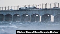 За попередніми даними, у пасажирський поїзд влучив об’єкт, ймовірно, вантаж, із пасажирського поїзда, який проїжджав повз