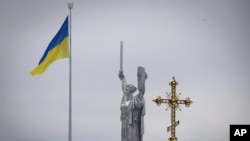 Ucraina intenționează să interzică Biserica Ortodoxă Ucraineană din cauza presupuselor legături cu Moscova.