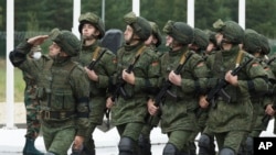 ბელარუსი სამხედროები რუსეთისა და ბელარუსის შეიარაღებული ძალების ერთობლივი სტრატეგიული წვრთნების, „დასავლეთი-2021“-ის, გახსნის ცერემონიაზე ნიჟნი ნოვგოროდის ოლქში, მულინოს საწვრთნელ პოლიგონზე. რუსეთი, 2021 წლის 9 სექტემბერი