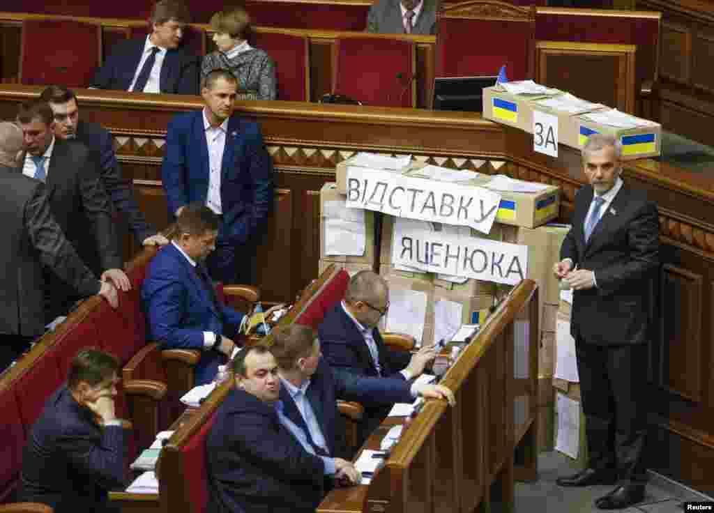 Депутаты оппозиционных фракций в зале заседаний Верховной Рады требуют отставки правительства.  