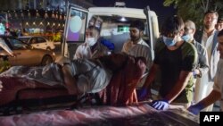 Точного загального числа загиблих і поранених наразі немає. Відомо, що серед численних жертв нападу, скоєного, ймовірно, смертниками, є також цивільні