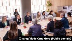 Crnogorski premijer Milojko Spajić sa suprugom Milenom i ministrima finansija i prosvjete na sastanku sa japanskom delegacijom, tokom zvanične posjete Japanu, 27. maj 2025.