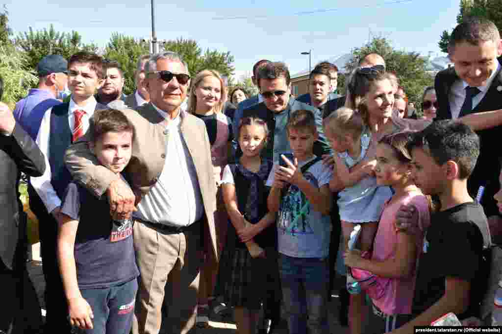 1 сентября, Рустам Минниханов посещает сквер на улице Авангардной. Народу — море, социальной дистанции не соблюдает никто, включая президента РТ и мэра Казани Ильсура Метшина. Напротив, чиновники дают возможность всем обожателям снять с ними совместные селфи. Позируют при этом с явным удовольствием. 