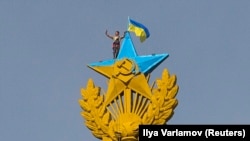 20 августа на шпиле высотного здания на Котельнической набережной появился украинский флаг