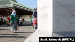 U genocidu u Srebrenici 11. jula 1995. godine snage VRS-a i paravojnih snaga iz Srbije ubile su više od 8.000 Bošnjaka. U Memorijalnom centru Srebrenica - Potočari (na slici) do sada je ukopano 6.652 žrtava genocida. Još uvijek se traga za više od 1.000 nestalih Srebreničana.
