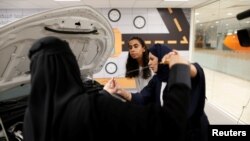 Женщины в автошколе в Саудовской Аравии,
