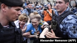 Поліція затримує людей під час акції опозиції в Москві 27 липня 2019 року