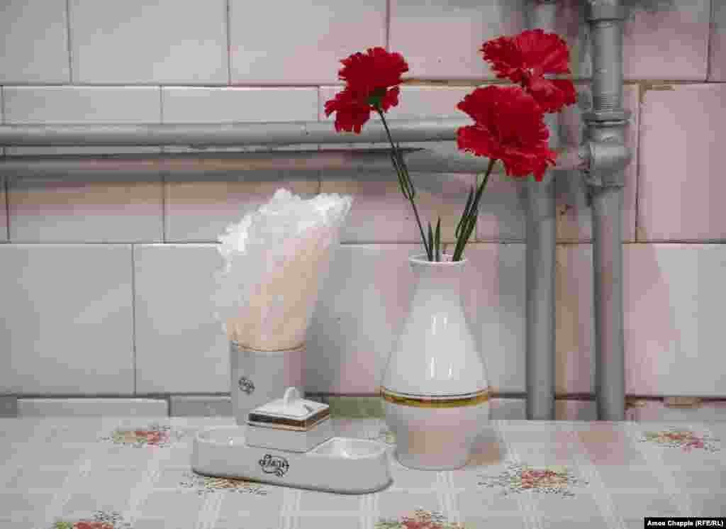 Plastično cvijeće i izvorno posuđe za kojim bi komunistički lojalisti posegnuli ako bi izbio "Treći svjetski rat".