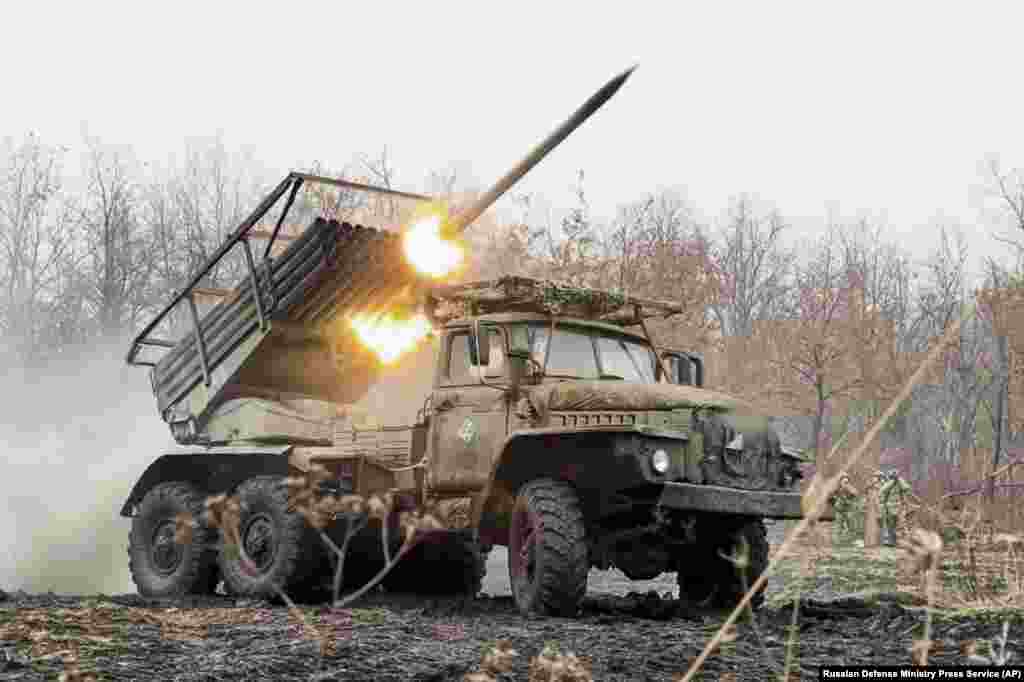 Ruski raketni bacač puca na položaje u Ukrajini 20. marta. Tokom mirovnih pregovora koji su u toku, borbe duž linije fronta su nastavljene pošto je Rusija odbacila potpuni prekid vatre.