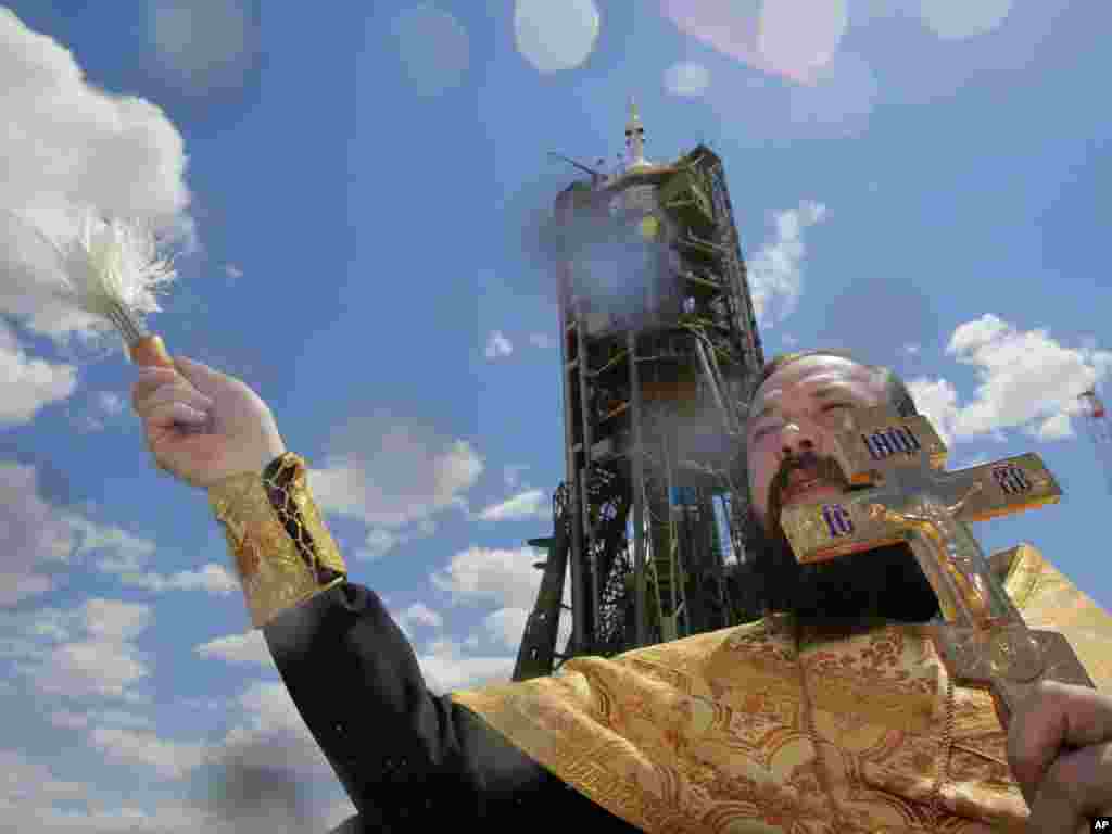 Kazakhstan - Prije lansiranja svemirske letjelice, pravoslavni svećenik ju je blagoslovio, 08.06.2011. Foto: AP / Dmitry Lovetsky 