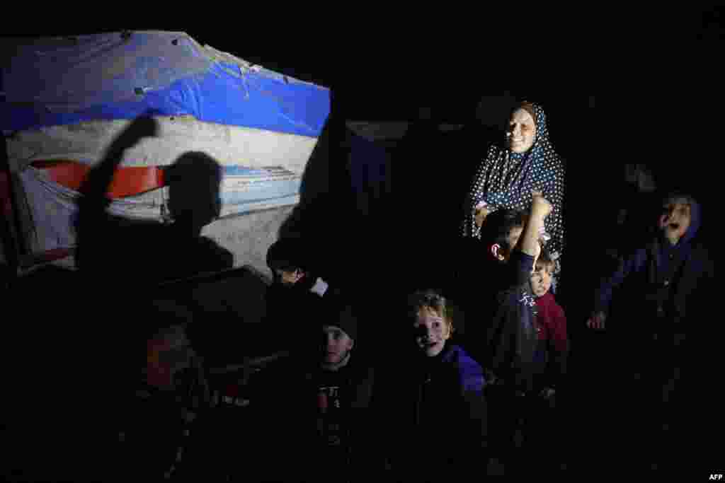 Palestinci slave u kampu za raseljene zbog sukoba u Deir al-Balahu. Sporazum o primirju uključuje tri faze, pri čemu je završna faza fokusirana na rekonstrukciju Pojasa Gaze.