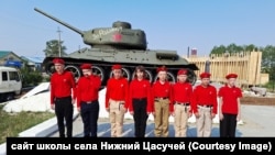 Учащиеся школы села Нижний Цасучей в форме "Движения первых"