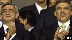 Predsjednici Armenije i Turske (D) na fudbalskoj utakmici u Bursi