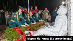 Памятник "Не сдаюсь" в Ногинске: потерявший ногу в бою военный держит в руке гранату