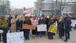 Studenti i građani na protestu u Sarajevu: 'Ko je odgovoran za smrt 27 ljudi?' Studenti i građani na protestu u Sarajevu: 'Ko je odgovoran za smrt 27 ljudi?'