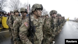 Американские военные участвуют в параде в День независимости Латвии, 18 ноября 2015