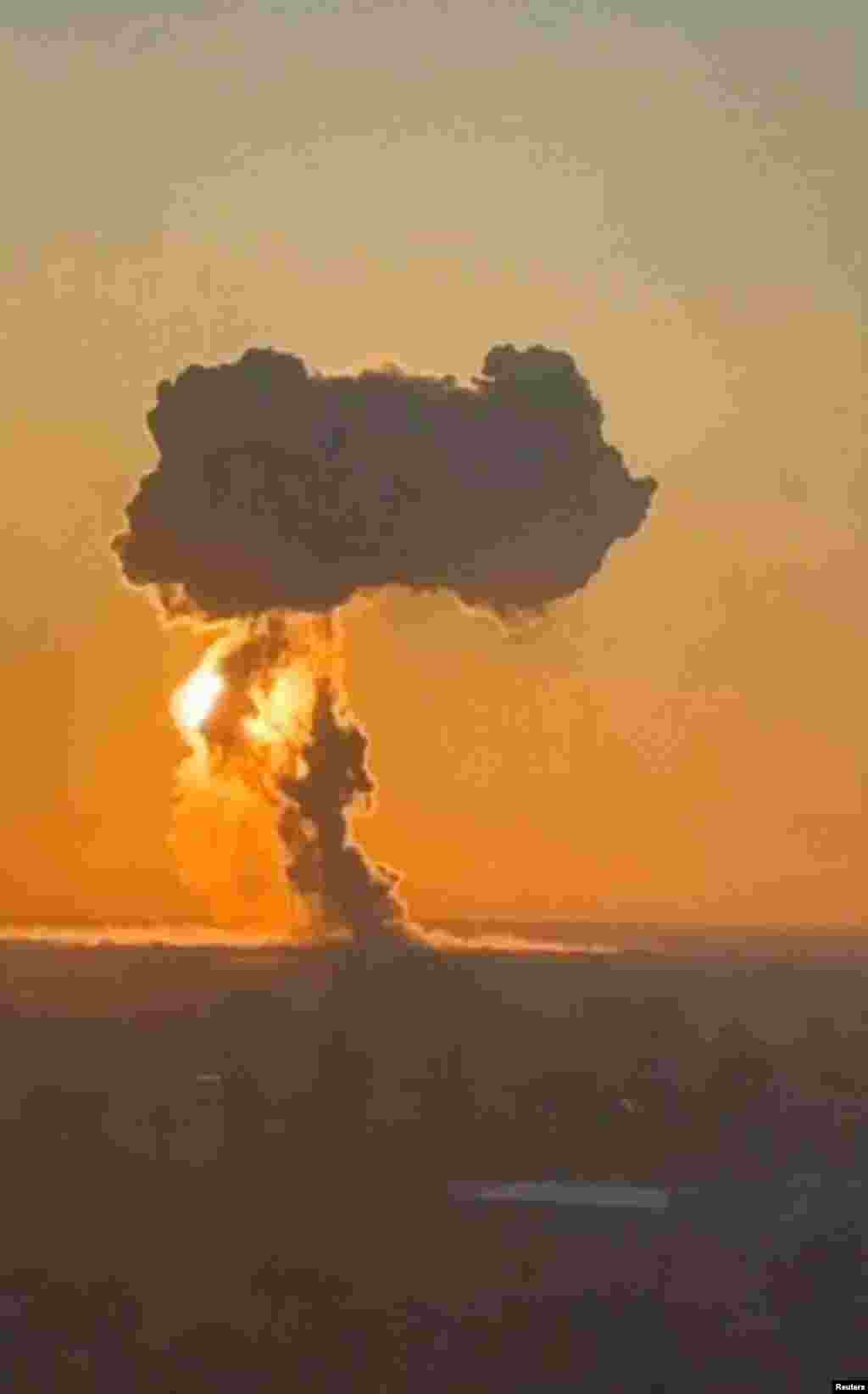 Oblak u obliku pečurke nadvio se nad ruskom vazduhoplovnom bazom Engels 20. marta pošto su ukrajinski dronovi pogodili skladišta municije u bazi.
