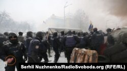 Зафіксований на камеру поліцейський за мить до розприскування газу з балончика у Києві 3 березня 2018 року – постраждав журналіст Радіо Свобода Сергій Нужненко