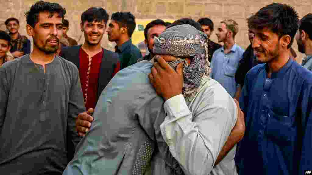 Afganistanske izbjeglice grle jedni druge prije odlaska za Afganistan na autobuskoj stanici u Karačiju. Hiljade afganistanskih izbjeglica koje žive u Pakistanu prisilno su vraćene od kada su pakistanske vlasti postavile rok do 10. aprila za one bez dokumenata da napuste zemlju.