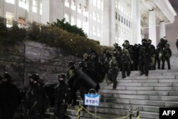 სამხედროები სამხრეთ კორეის პარლამენტში. 2024 წ. 4 დეკემბერი