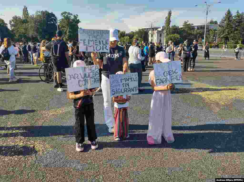 Djeca drže transparente na protestu.Šokantno ubistvo Teodore Marču 31. maja je 25. slučaj ubistva žene u Rumuniji u posljednjih pet mjeseci. Prema izvještajima, njen ubica je istog dana ispalio sebi hitac u glavu.