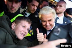 Încă-un selfie și dispare. Wilders, văzut aici cu suporteri la 25 octombrie, la Volendam, ar putea câștiga alegerile... degeaba.