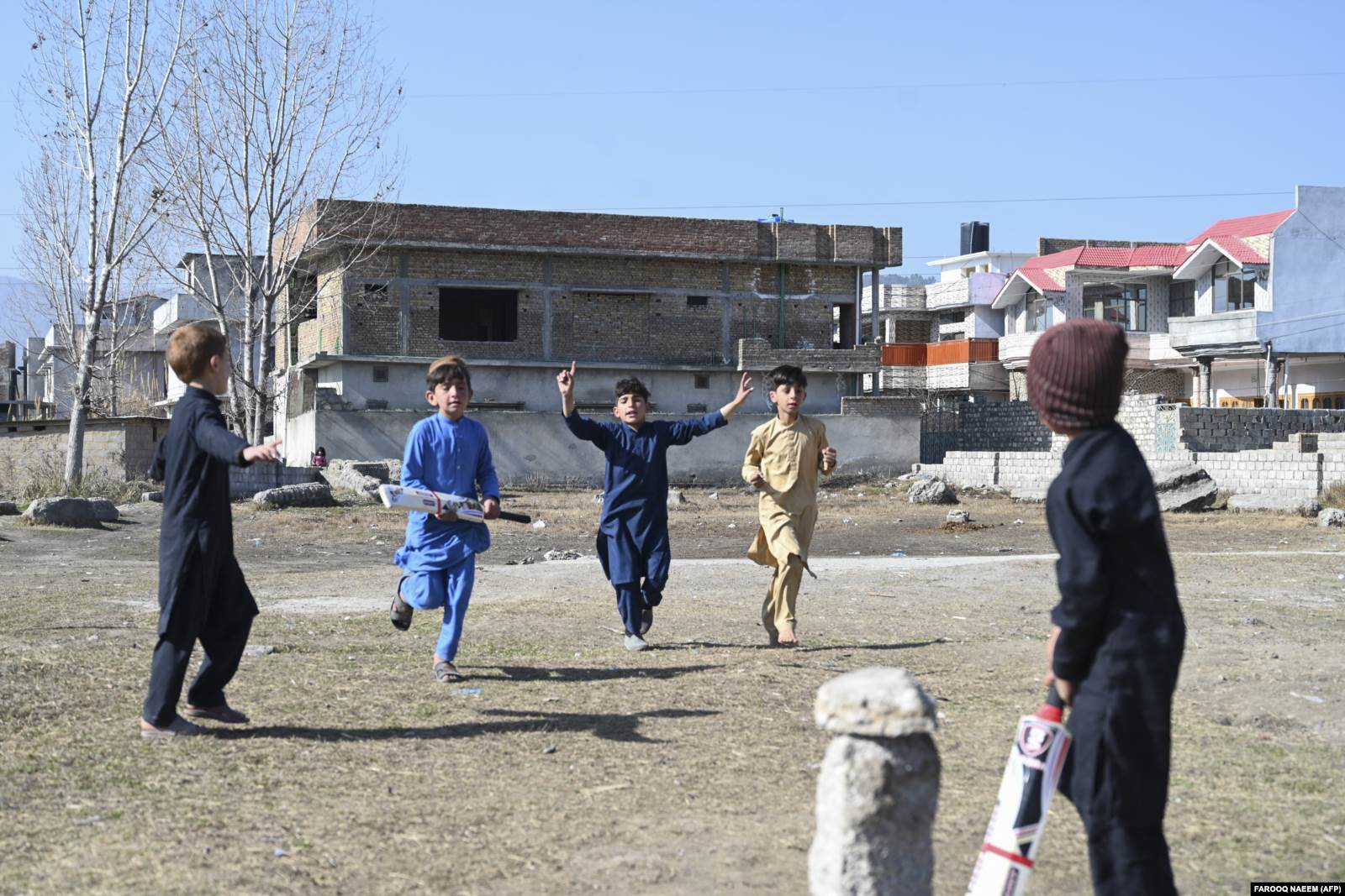 Pakistanska djeca igraju se u blizini ruševina u kojima je ubijen šef Al Kaide. 