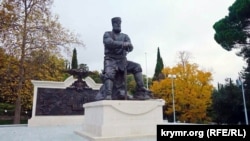 Четырехметровый монумент установлен на месте, где находился Малый Ливадийский дворец, в котором император умер в 1894 году