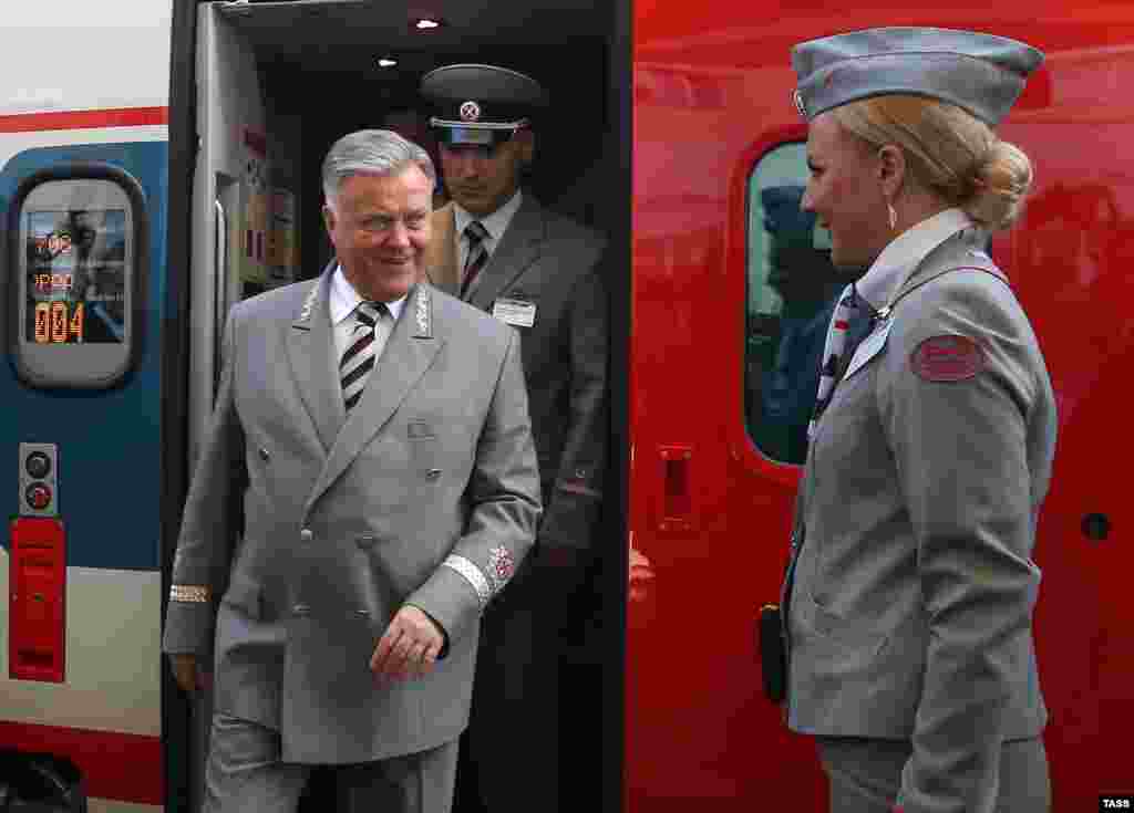 Президент РЖД выходит из нового скоростного поезда "Стриж", следующего маршрутом Москва - Нижний Новгород, на перроне Курского вокзала, 1 июня 2015 года