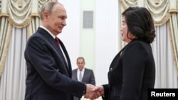 Рускиот претседател Владимир Путин и севернокорејската министерка за надворешни работи Чое Сон Хуи, Москва, 27 октомври 2025