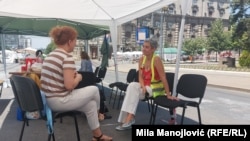 Ksenija Aksentijević (desno), profesorka Fakulteta veterinarske medicine sedamnaest dana je bila na blokadi ispred zgrade Vlade. "Ja ovo radim zato što moram", rekla je za RSE 25. juna.