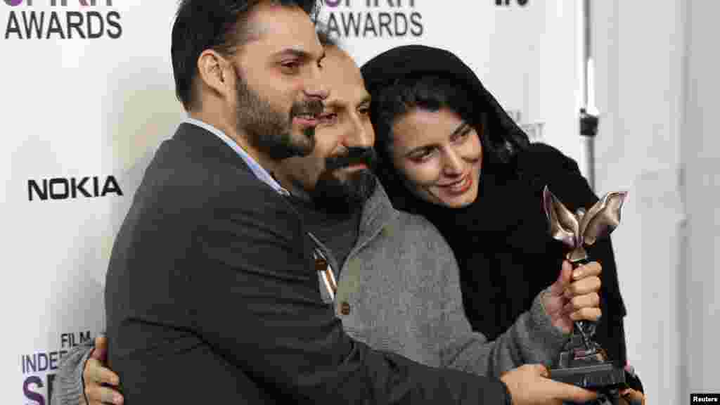 Članovi ekipe, Leyla Hatami i Peyman Moadi, iranskog filma "A Separation" redatelja Asghara Farhadija, nagrađeni za najbolji međunarodni film. Foto: Reuters / Danny Moloshok