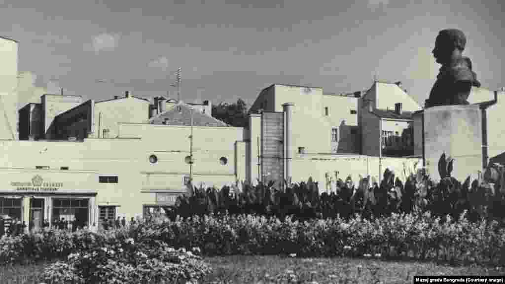 Na mestu biste Dimitrija Tucovića (na fotografiji levo 1955. godine) okružene zelenilom i cvećem na Trgu Slavija od 2017. nalazi se muzička fontana, koja se našla na meti kritika dela javnosti, više građanskih inicijativa i arhitekata. Gradske vlasti branile su odluku time da će kao jedan od simbola Beograda fontana privući domaće i strane turiste.  