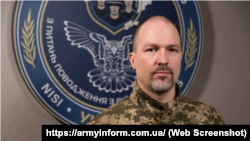 Представник Координаційного штабу з питань поводження з військовополоненими Петро Яценко екскурсію табором для військовополонених для проєкту Крим.Реалії