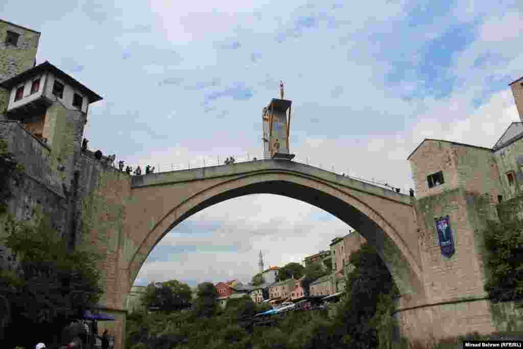 Dvoje skakača i u muškoj i u ženskoj konkurenciji vježbaju za takmičarski skok.