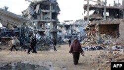 Palestinci hodaju po napuštenom i uništenom kvartu Shujaiya u Gazi, 4. januar 2025.