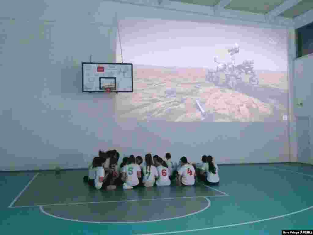 Prije javnog gledanja slijetanja rovera na krater Jezero, učenici su odigrali košarkašku utakmicu u čast ovom događaju. 