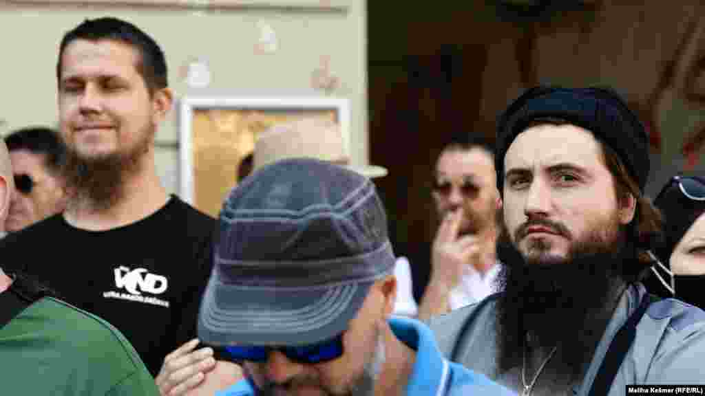 Učesnici Inicijative "Iskorak" i stranke "Vjera, narod, država" na protestima su nosili transparente na kojima je pisalo i "Homoseksualnost čuvajte ljubomorno među četiri zida".