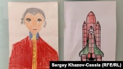 Crteži desetogodišnjeg Alekseja u njegovom stanu u Moskvi. Veruje se da se stanje ovog deteta sa smetnjama u razvoju brzo pogoršalo otkako su ga vlasti stavile u institucionalnu negu pošto su ga uzele od oca homoseksualca koji ga je usvojio.