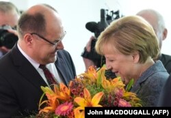 Kao zastupnik CSU-a je od 1990-ih bio uključen u kreiranje njemačke vanjske, sigurnosne i obrambene politike (na fotografiji sa njemačkom kancelarkom Angelom Merkel na njen rođendan u avgustu 2015. godine)