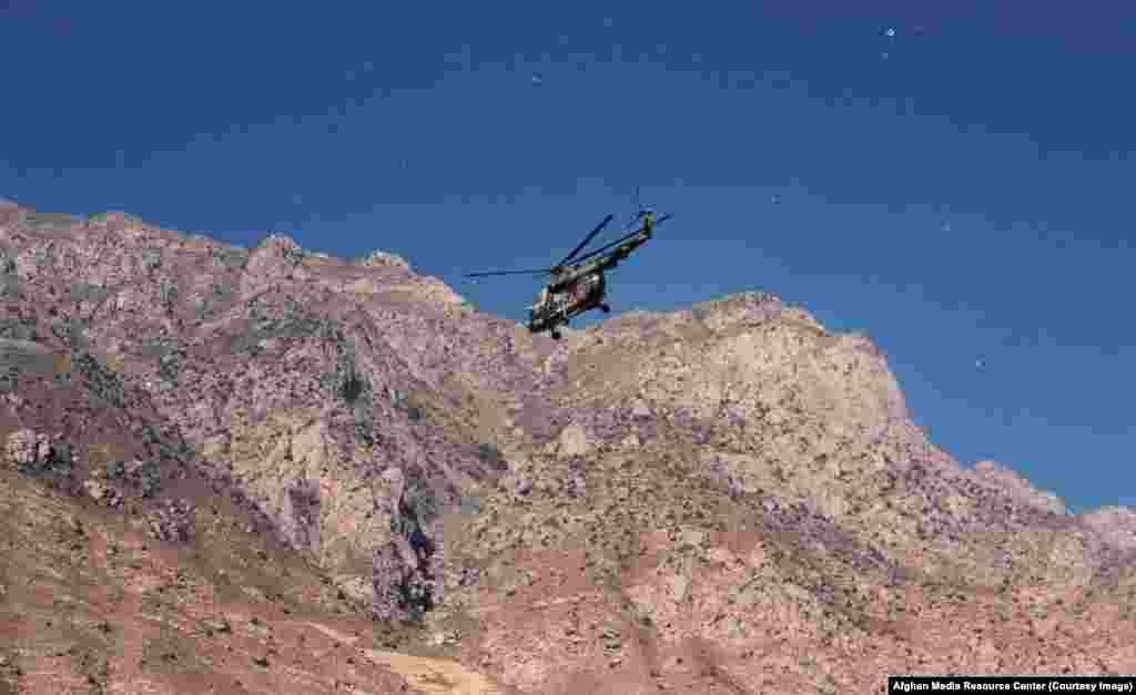 Sovjetski helikopter u niskom letu iznad sela.