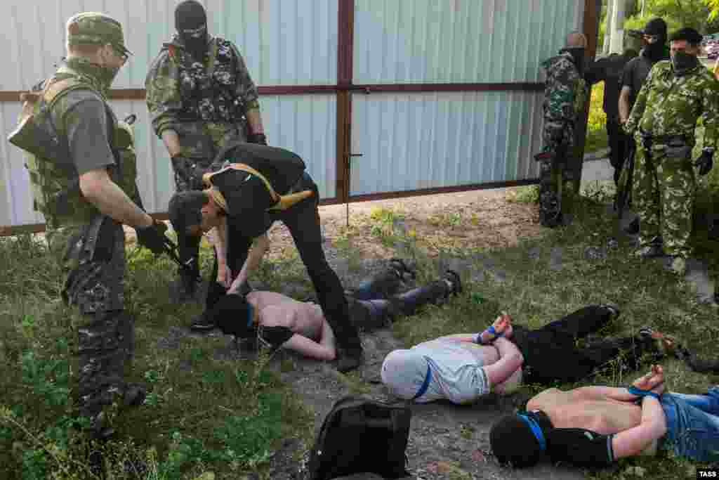 Люди з зав’язаними очима, оточені проросійськими бойовиками, Краматорськ, 18 травня 2014 року