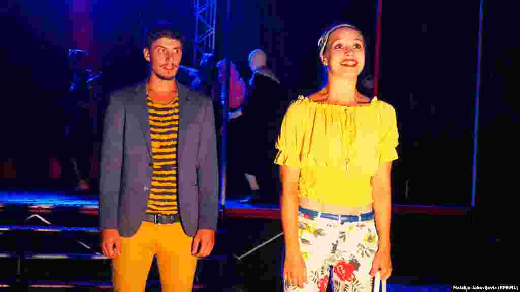 Mađarski nacionalni savet je u obrazloženju svog zahteva da se predstava zabrani naveo da  adaptacija reditelja Roberta Lenarda ima "prost i neprimeren rečnik". Vodeći političar Mađara u Srbiji Ištvan Pastor je takav zahtev podržao. Pastorova stranka Savez vojvođanskih Mađara (SVM) sestrinska je partija Orbanovom Fidesu u Mađarskoj i učestvuje u vlasti u Srbiji.